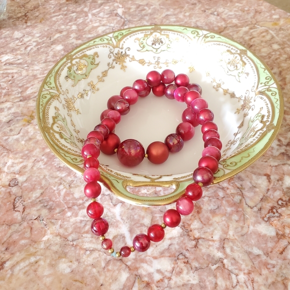 Vintage Single Strand Red Lucite Necklace - Picture 2 of 4